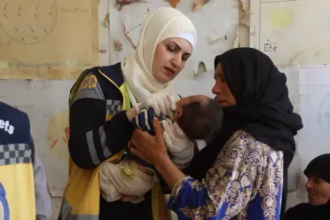 المرضى المزمنون من نازحي البدو: فقدان الوثائق الطبية وانقطاع عن الأدوية