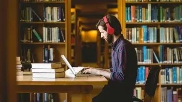 القراءة بين الورق والشاشة: تراجع الاعتماد على الكتب المطبوعة في الزمن الرقمي