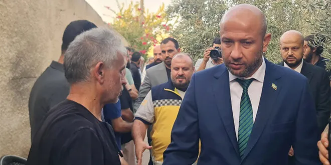 وزير الطوارئ يزور عائلة "حمزة العمارين" ويؤكد متابعة الدولة لقضيته