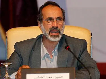 معاذ الخطيب يحذر من مخاطر الانقسام ويدعو السوريين إلى وحدة الصف ورفض التدخلات الخارجية