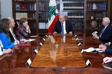 عون يؤكد استعداد لبنان لمعالجة الملفات العالقة مع سوريا ويشيد بدعم واشنطن