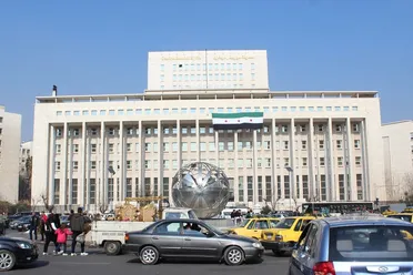 سوريا تخطط لإصدار أوراق نقدية جديدة وحذف صفرين لدعم الليرة مع زيادة بنوك المراسلة