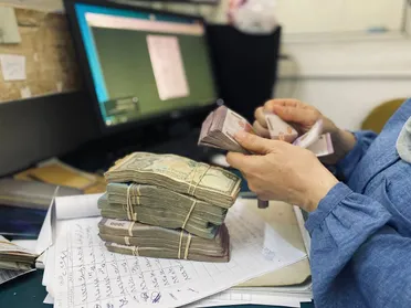 المركزي السوري يثبت سعر صرف الدولار عند 11 ألف ليرة وسط مراجعة دورية لبقية العملات
