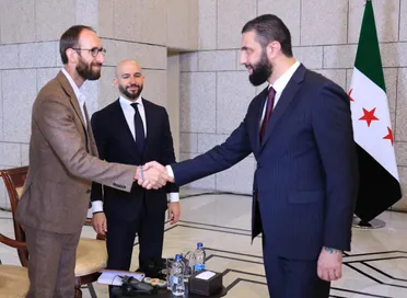 الشرع يؤكد أن الحكومة الحالية انتقالية ويشدد على أولوية الاقتصاد لإعادة بناء سوريا