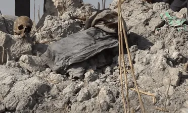 أم سورية تبحث عن دليل يرشدها لمصير ابنها الذي فُقد بعد مجزرة العتيبة