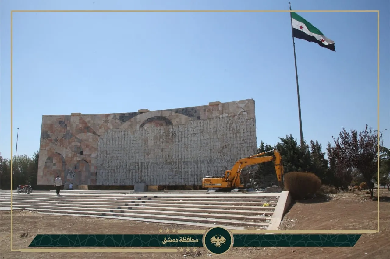 دمشق تبدأ إزالة رموز النظام السابق من المدخل الشمالي للعاصمة