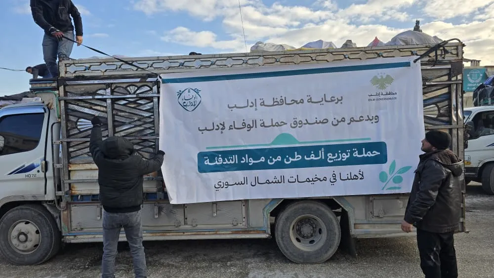 محافظة إدلب تبدأ توزيع ألف طن حطب تدفئة لمخيمات النازحين 
