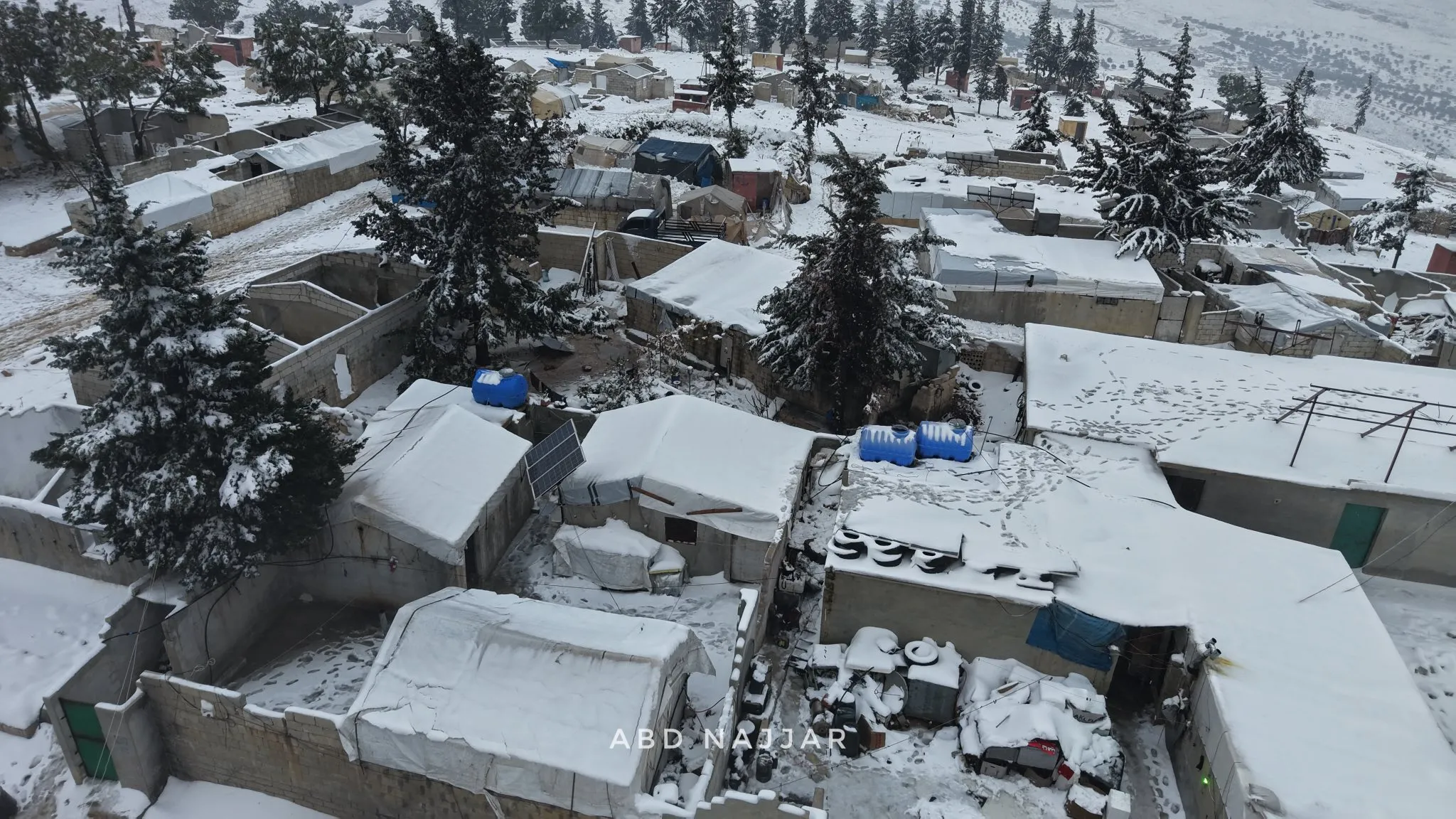 برد المخيمات لا يلسع الأجساد فقط: ضغوط نفسية متفاقمة على النازحين مع موجة الثلوج والأمطار