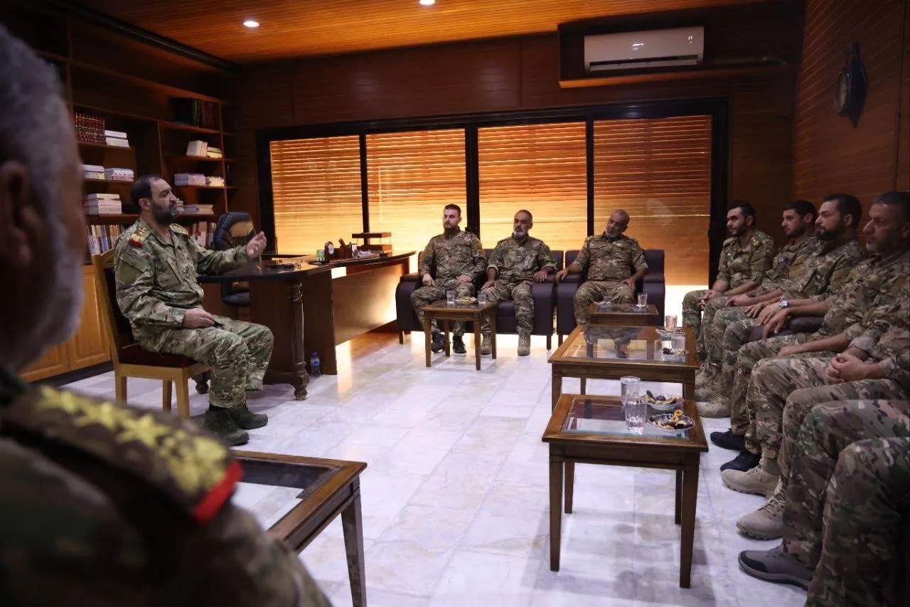 الدفاع تعلن فتح التسجيل للضباط المنشقين المقيمين خارج سوريا