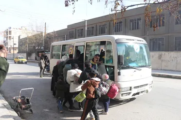 الجيش السوري يحذّر "قسد" من استهداف المدنيين النازحين من الشيخ مقصود والأشرفية