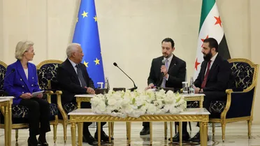 رئيسة المفوضية الأوروبية تزور دمشق ضمن جولة شرق أوسطية أعلنت رئيسة المفوضية الأوروبية أورسولا فون دير لاين عزمها زيارة سوريا في وقت لاحق من الأسبوع الجاري ضمن جولة شرق أوسطية تشمل الأردن ولبنان، في خطوة تعكس تنامي الانخراط الدبلوماسي للاتحاد الأوروبي مع دمشق في مرحلة ما بعد سقوط نظام بشار الأسد، وفق ما أعلنه متحدث باسم المفوضية الأوروبية يوم الاثنين.   وأفادت مصادر بأن فون دير لاين ستصل إلى دمشق يوم التاسع من يناير كانون الثاني، دون تأكديات رسمية بعد، حيث سيرافقها في الزيارة رئيس المجلس الأوروبي أنطونيو كوستا، على أن يلتقي المسؤولان الرئيس السوري أحمد الشرع، في أول زيارة تقوم بها رئيسة للمفوضية الأوروبية إلى سوريا منذ الإطاحة برئيس النظام السوري البائد بشار الأسد، وهو ما يشكل تحولًا نوعيًا في مستوى التواصل السياسي بين بروكسل ودمشق.   وتأتي هذه الزيارة بعد أقل من أربعة أشهر على لقاء جمع فون دير لاين بالرئيس الشرع على هامش اجتماعات الجمعية العامة للأمم المتحدة في الرابع والعشرين من سبتمبر أيلول الماضي، في مؤشر مبكر على مسار أوروبي متصاعد لإعادة فتح قنوات الاتصال السياسي مع الحكومة السورية الجديدة، إذ اقتصرت الزيارات الأوروبية إلى سوريا منذ سقوط النظام البائد على مفوضين أوروبيين ووزراء خارجية، إضافة إلى زيارة أجراها الرئيس الشرع إلى باريس، فيما تُعد زيارة فون دير لاين على مستوى قيادة الاتحاد الأوروبي سابقة غير مسبوقة.   وتأتي الزيارة في وقت يشهد فيه المجتمع الدولي حراكًا متزايدًا لدعم جهود إعادة بناء الاقتصاد السوري، في ظل تأكيد الاتحاد الأوروبي أنه كان من أبرز الداعمين للشعب السوري على مدى أربعة عشر عامًا عبر المسارات السياسية والمساعدات المالية.   وفي هذا السياق، خفف الاتحاد الأوروبي في فبراير شباط 2025 بعض العقوبات المفروضة على سوريا بهدف إتاحة مجال أوسع للتعامل والانخراط، قبل أن يتخذ في مايو أيار من العام نفسه خطوة وُصفت بالتاريخية تمثلت في رفع العقوبات الاقتصادية لدعم تعافي الاقتصاد السوري ومساندة مسار الانتقال السلمي.   كما شهد مؤتمر أوروبي عُقد في مارس آذار تعهد المشاركين بتقديم 6.3 مليارات دولار، أي ما يعادل 5.8 مليارات يورو، كمساعدات مالية لسوريا، لدعم الانتقال السياسي والتعافي الاجتماعي والاقتصادي.   وفي إطار الجولة نفسها، من المقرر أن يتوجه الوفد الأوروبي في وقت لاحق إلى العاصمة اللبنانية بيروت، حيث سيلتقي في اليوم ذاته رئيس الجمهورية اللبنانية جوزيف عون، في محطة تهدف إلى بحث تطورات المرحلة الإقليمية وانعكاساتها على لبنان.   كما تشمل الجولة محطة أردنية، إذ ستتوجه فون دير لاين وكوستا إلى عمّان لعقد أول قمة من نوعها بين الاتحاد الأوروبي والأردن، حيث من المنتظر أن يلتقيا العاهل الأردني الملك عبد الله الثاني. وأكد كوستا في هذا الإطار أن الاتحاد الأوروبي يثمّن قيادة الأردن ودوره في استضافة اللاجئين السوريين لأكثر من عقد، معتبرًا أن القمة الثنائية الأولى تمثل فرصة لتعزيز الشراكة ومواجهة التحديات المشتركة في ظل الظروف الإقليمية المضطربة.   ومن المقرر أن تركز القمة الأوروبية الأردنية على العلاقات الثنائية وتعزيز الشراكة السياسية والاقتصادية، استنادًا إلى اتفاقية الشراكة الاستراتيجية والشاملة الموقعة بين الطرفين في يناير كانون الثاني من العام الماضي، إلى جانب مناقشة التحديات العالمية الراهنة، بما في ذلك تطورات الشرق الأوسط، والحرب في أوكرانيا، وقضايا الأمن والتجارة والهجرة.   وتعكس زيارة فون دير لاين إلى دمشق تحولًا عمليًا في مقاربة الاتحاد الأوروبي تجاه سوريا في مرحلة ما بعد الأسد، وانتقالًا من مستوى الانخراط الفني والدبلوماسي المحدود إلى تواصل سياسي مباشر على أعلى المستويات، في وقت يسعى فيه الاتحاد إلى دعم مسار الاستقرار وإعادة الإعمار وترسيخ الانتقال السياسي في البلاد.