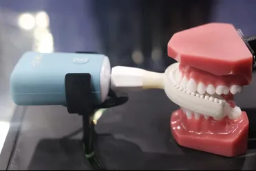 تكنولوجيا: لم يعد تنظيف الأسنان تقليديًا… فرشاة ذكية تراقب صحتك مع كل استخدام