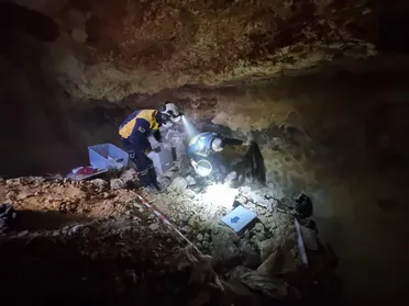 العثور على رفات بشرية في حي بابا عمرو بحمص والدفاع المدني يحذّر من العبث 