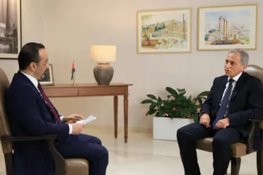 رئيس الوزراء الأردني حسان جعفر (يمين)