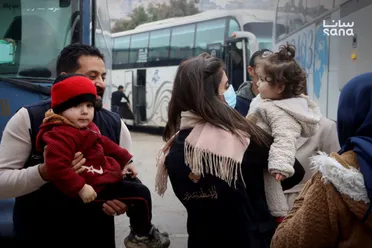 صورة لعودة عدد من أهالي الشيخ مقصود والأشرفية الى منازلهم