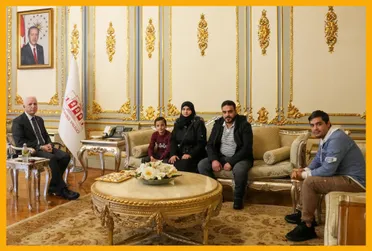 طفل سوري يوجه حركة المرور لإنقاذ سيارة إسعاف ويكسب تقديراً واسعاً في تركيا