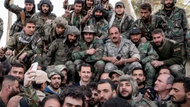 الأسد وسط ضباطه وجنوده (أرشيفية)