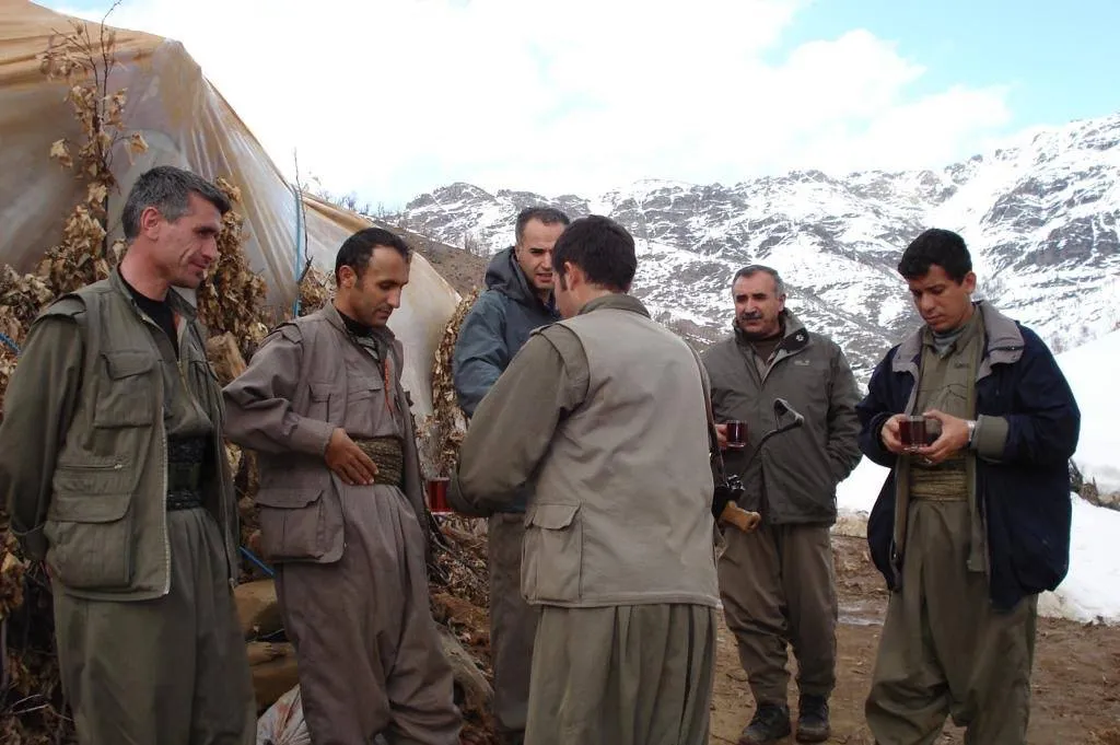 مطلوم عبدي (اقصى اليمين) مع قيادات في حزب العمال الكردستاني (أرشيفية)