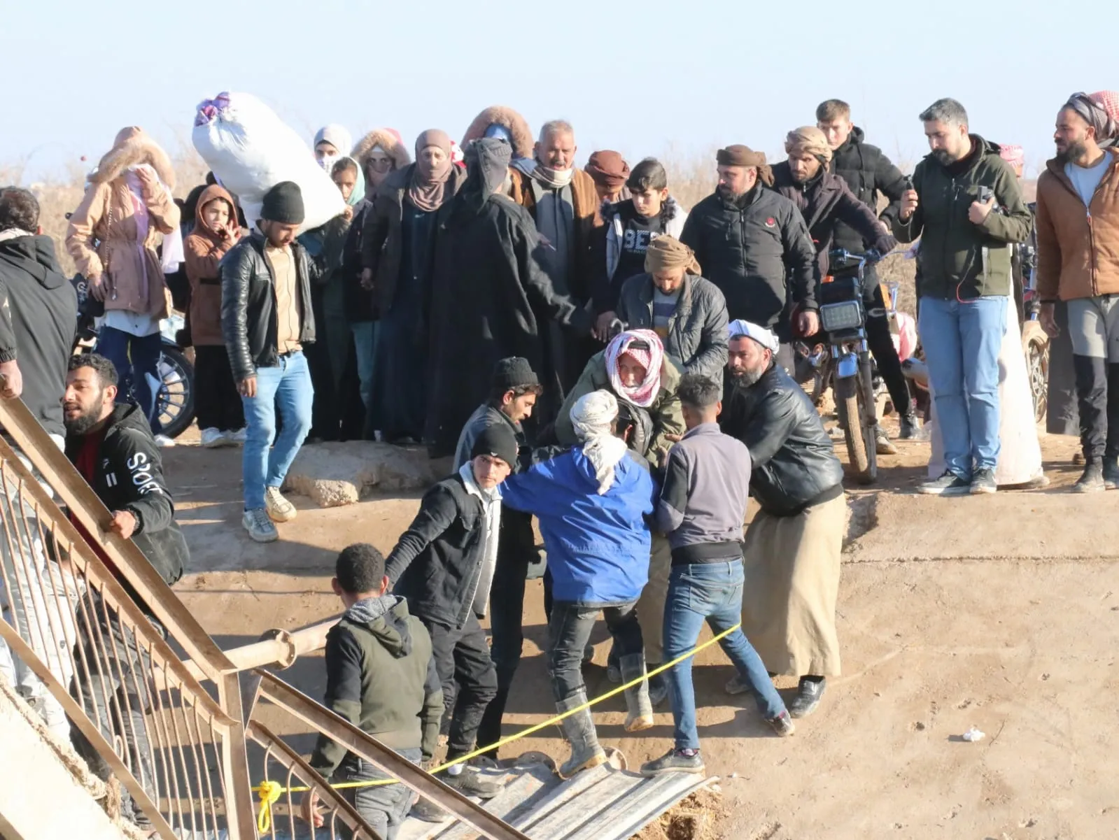 محافظ حلب: "قسد" تمنع المدنيين من عبور ممر دير حافر وتواصل انتهاكاتها بحق الأهالي