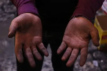 طفل يبيع تحت المطر يعيد الحديث عن عمالة الأطفال في سوريا