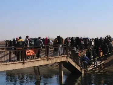 وزارة الطوارئ: المدنيون يواجهون مخاطر شديدة للخروج من مناطق “قسد” بدير حافر ومسكنة