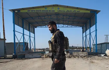 وسط انسحاب "قسد" من غرب الفرات.. "دير حافر" موقع استراتيجي يعود إلى سيطرة الدولة 