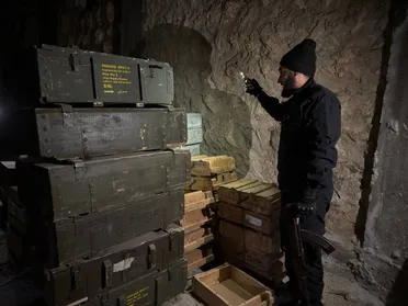 وزارة الداخلية تضبط مستودع أسلحة من مخلفات "قسد" في دير حافر