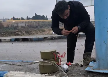 الداخلية تعلن تفكيك عبوات ناسفة وألغامًا زرعتها ميليشيا PKK في الطبقة