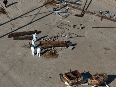 فرق المسح الإشعاعي ترصد تلوثاً في بعض مواقع حقول النفط المحررة بدير الزور