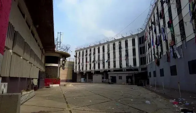 مكالمة هاتفية بين سيناتور أمريكي وسجين سياسي سوري في سجن رومية في لبنان