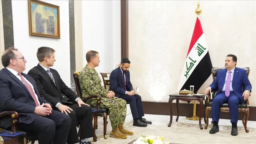 رئيس حكومة تصريف الأعمال العراقية محمد شياع السوداني وقائد القيادة المركزية الأميركية القيادة المركزية الأمريكية الأدميرال براد كوبر