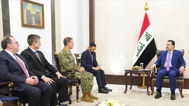 رئيس حكومة تصريف الأعمال العراقية محمد شياع السوداني وقائد القيادة المركزية الأميركية القيادة المركزية الأمريكية الأدميرال براد كوبر