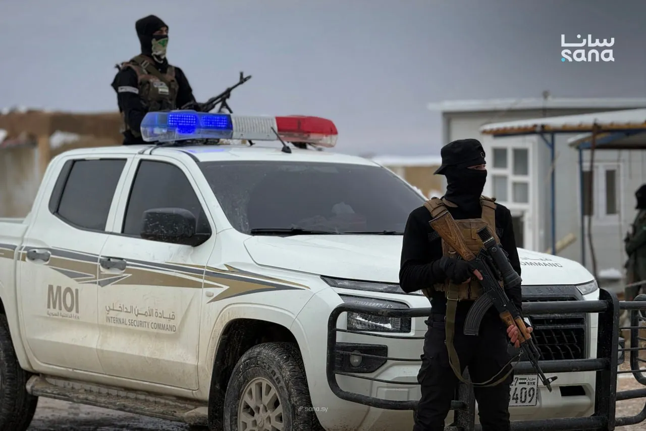 يقترب موعد انتهاء المهلة التي منحتها الحكومة السورية لـ«قوات سوريا الديمقراطية» قسد للتشاور بشأن تنفيذ اتفاق وقف إطلاق النار الأخير، وسط تضارب واضح في الروايات الرسمية حول مسألة تمديدها، في وقت تتكثف فيه الضغوط الأميركية لمنع عودة الصدام العسكري في شمال شرقي البلاد.