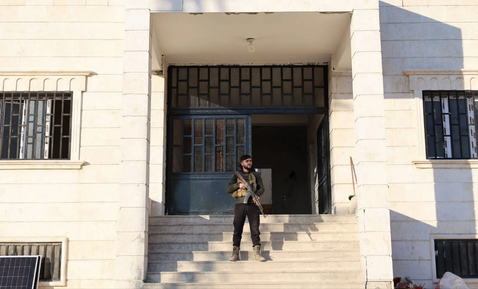 الداخلية تحظر دخول الدوريات المسلحة إلى المرافق العامة وتقيّد الاعتقالات