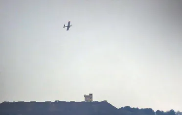 طيران الاحتلال الإسرائيلي يرش مساحات واسعة من الأراضي الزراعية في ريف القنيطرة الجنوبي