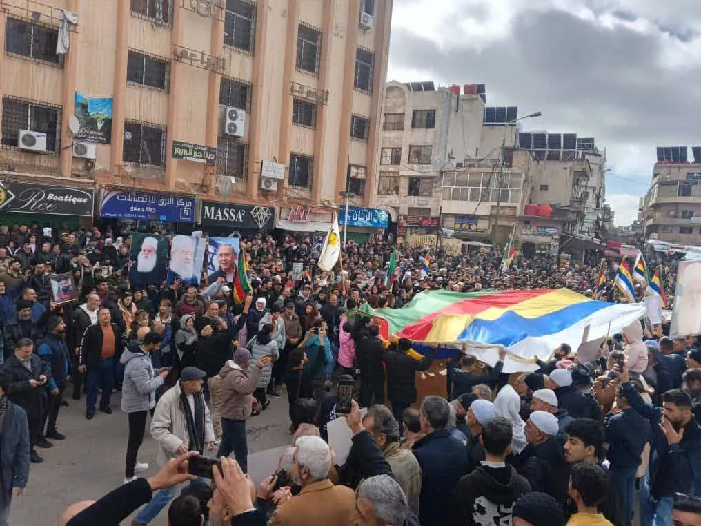 مظاهرة في السويداء رفعت اعلام اسرائيل وصورا لرئيس الوزراء الاسرائيلي بنيامين نتنياهو