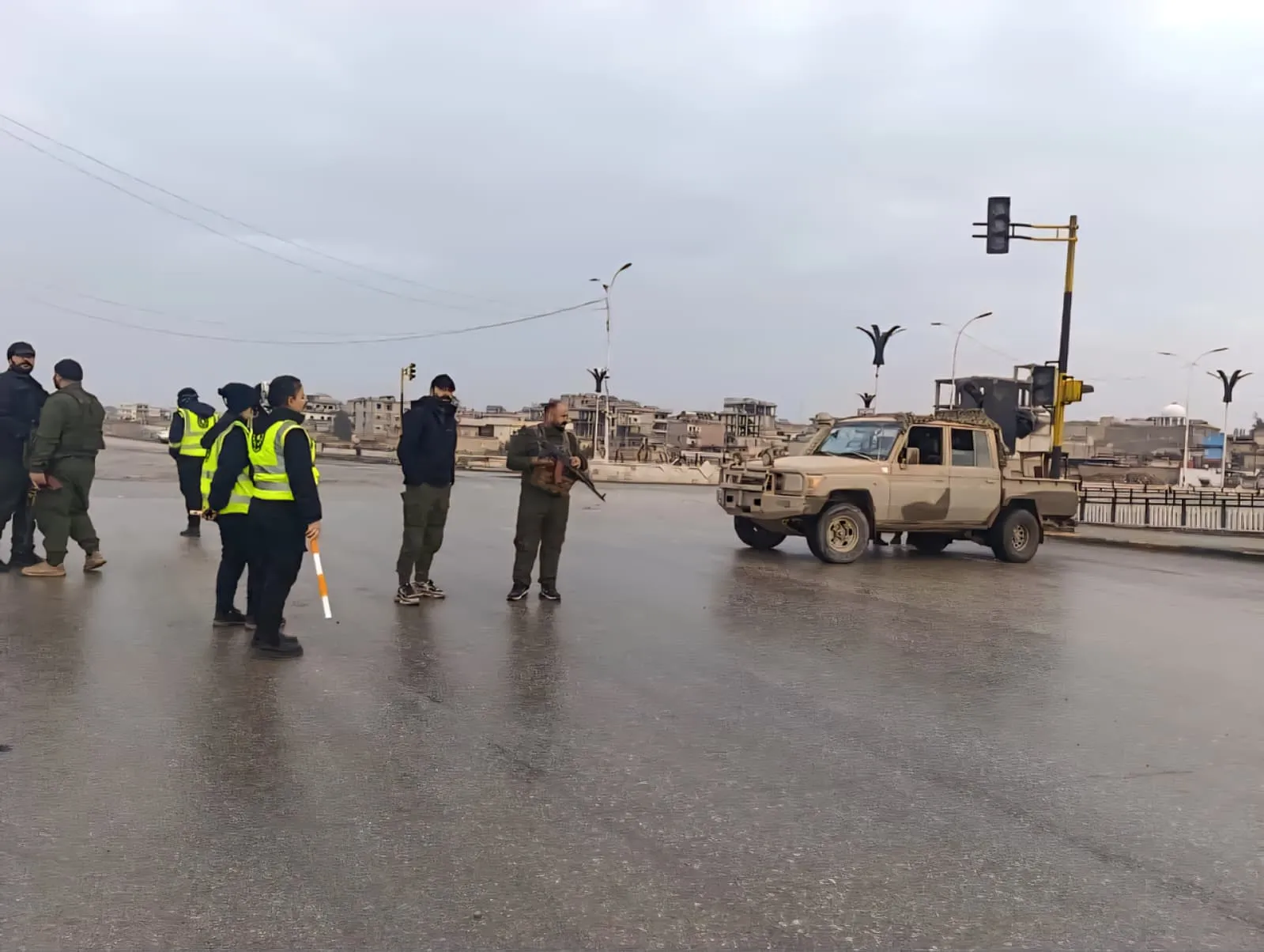 ترقّب لدخول الأمن الداخلي إلى الحسكة.. "قسد" تفرض حظر تجوال وتقطع الاتصالات