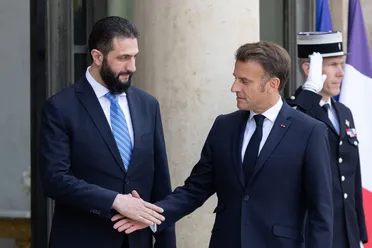 الرئيس الفرنسي إيمانويل ماكرون والرئيس السوري أحمد الشرع في باريس