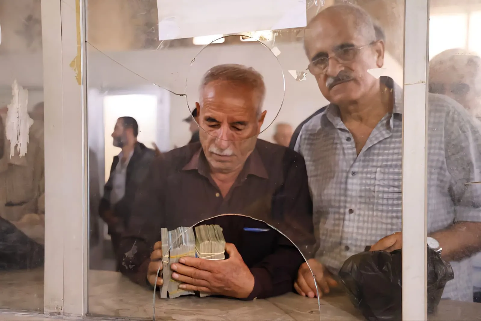 تسليم الرواتب للمواطنين