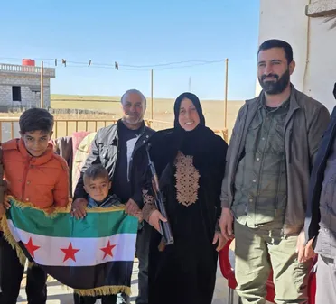 تحية الوفاء.. وزارة الدفاع تُكريم سيدة من القامشلي لاستقبالها الأمن الداخلي بحفاوة