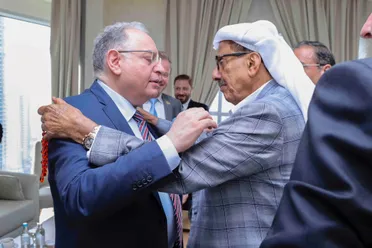 اللقاء الذي جمع رجل الأعمال الإماراتي خلف أحمد الحبتور مع الوفد السوري