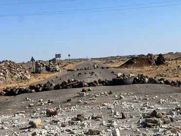 طلاب ومرضى عالقون… ميليشيا "الهجري" تقطع طريق "دمشق–السويداء"