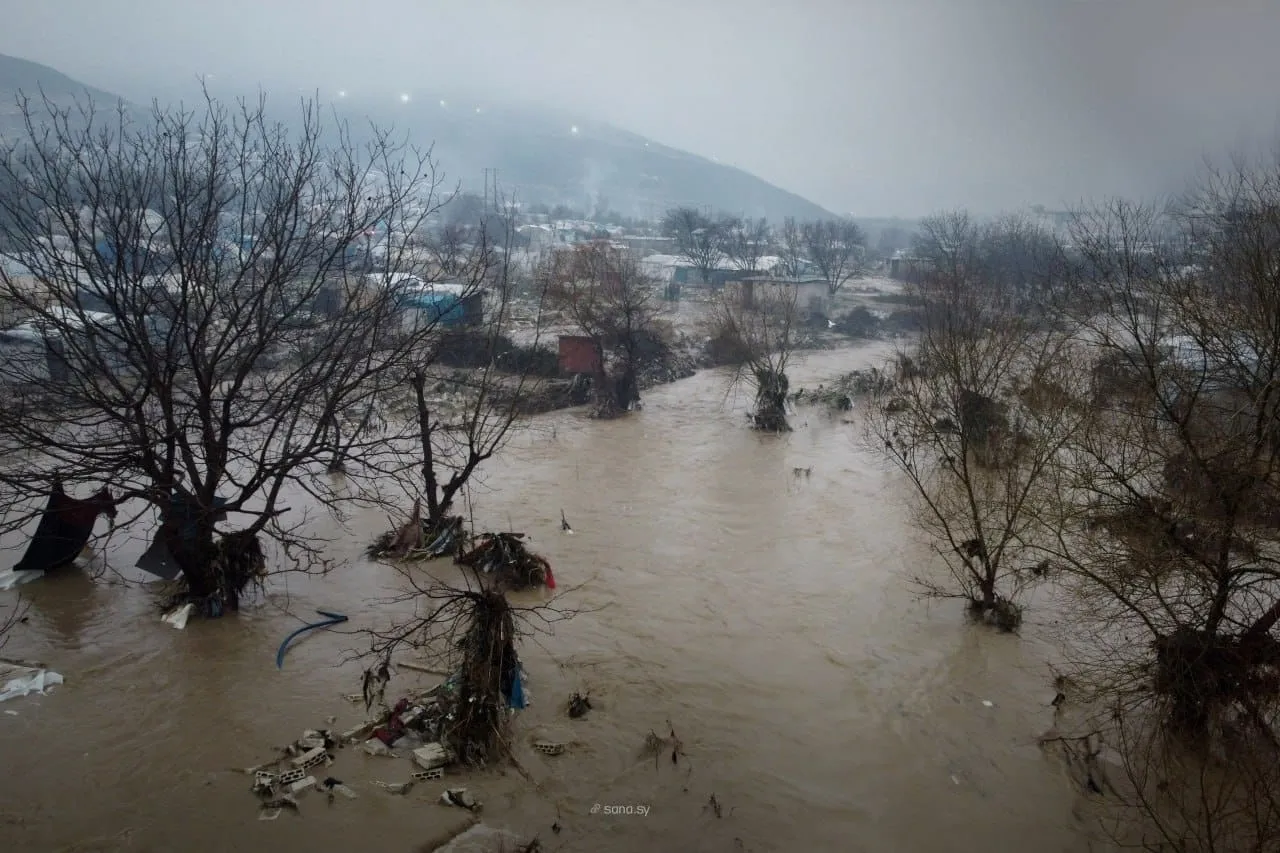 خيام ممزقة وأمطار غزيرة تعمق المأساة وتغرق عشرات الخيام