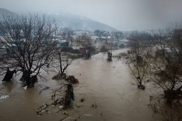 خيام ممزقة وأمطار غزيرة تعمق المأساة وتغرق عشرات الخيام