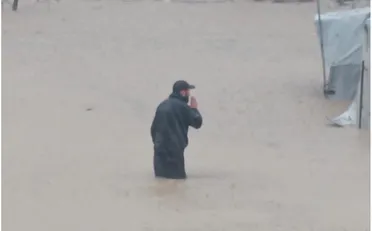 رجل واحد... ومشهد يلخص شجاعة السوريين في الكوارث