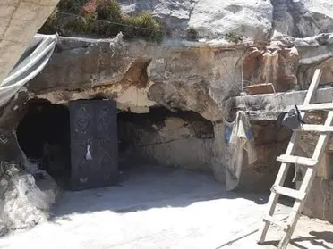 آمنة الصطوف تعيش مع عائلتها في كهف بعد عودتها من النزوح