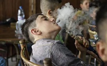 التدخين المنزلي بالنرجيلة… خطر صامت يطال صغار السن