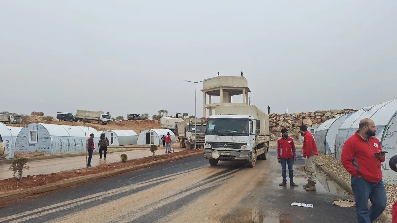 نقل مئات القاطنين من مخيم الهول إلى مخيم مُجهّز في أخترين بحلب