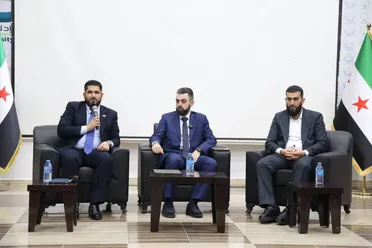 وزير الإدارة المحلية يوقع قرار بإعادة 1200 موظف مفصول إلى عملهم في إدلب