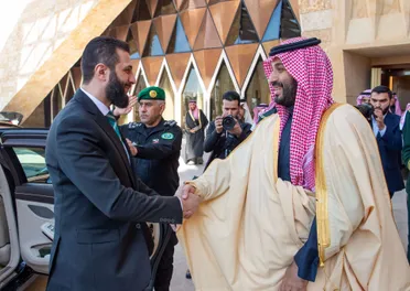 الأمير محمد بن سلمان ولي العهد السعودي والرئيس السوري أحمد الشرع